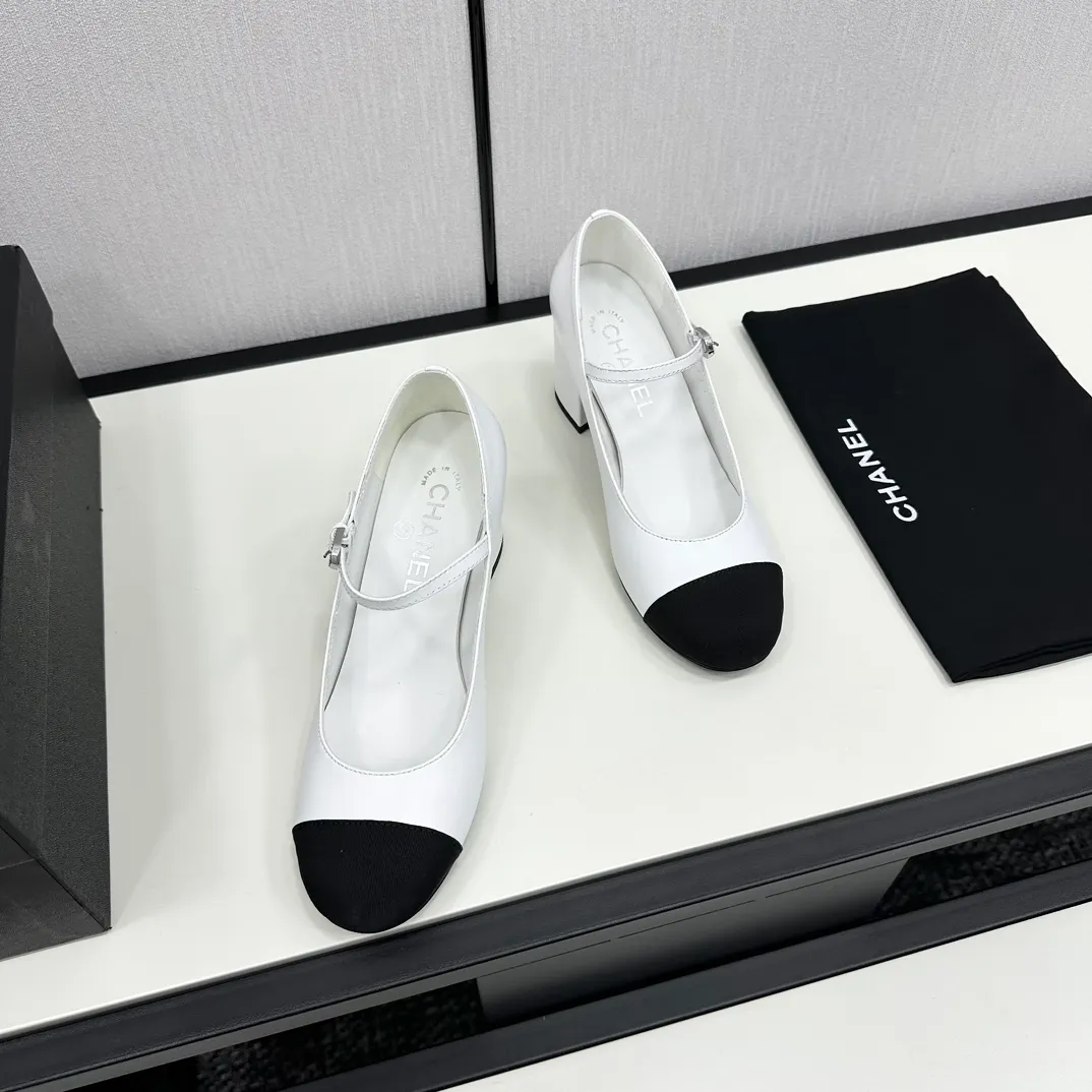 👟👟Ex-factory price 480👟👟 Xiaoxiang official website synchronizes the high version of CHANEL Chanel top Mary Jane____________, a must-have hot item for the fragrance family in spring and autumn, the goddess series, with the elegant and ladylike temperament of the fragrance family, super attractive, irresistible, and heart-warming... ▪️Imported sheepskin for the uppers ▪️Imported sheepskin for the inner feet (the same as the original) ▪️Original model open version, genuine leather outsole🇮🇹 ▪️Standard code 35-40 34 40 41 customized (non-returnable)